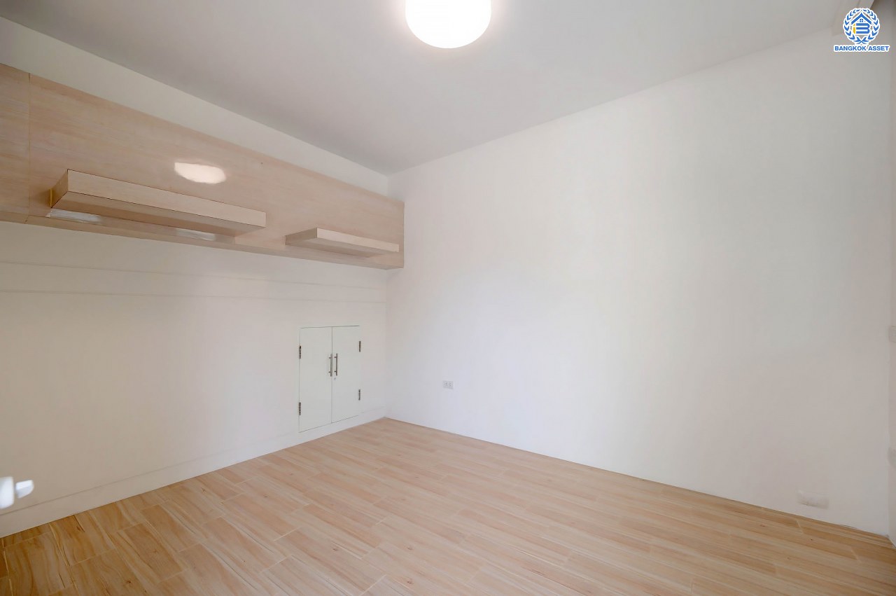 บ้านมือสองตกแต่งใหม่ จากแบรนด์Sansiri โครงการ คณาสิริ วัดพระเงิน หลังมุม ตกแต่งสไตล์โมเดิร์น เนื้อที่ 55.7 ตร.ว. ฟังก์ชัน 3 ห้องนอน 2 ห้องน้ำ 1 ห้องอเนกประสงค์ จอดรถได้ 2 คัน บนทำเลเดินทางสะดวก ใกล้รถไฟฟ้าสายสีม่วง "สถานีตลาดบางใหญ่" จุดขึ้นทางด่วน "ศรีรัช" และเซ็นทรัลเวสต์เกต